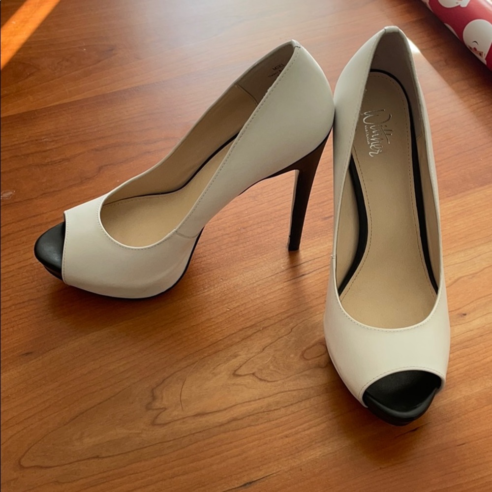 🥳 CLOSET CLOSEOUT!! NEW White/black Peeptoes